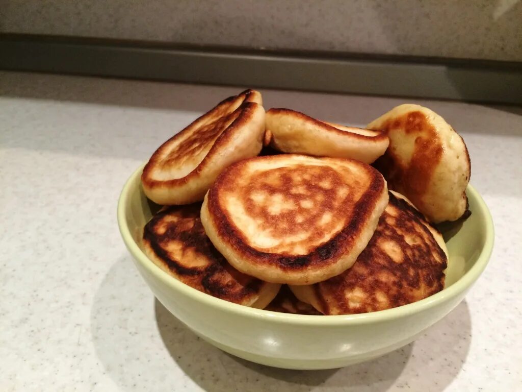 Оладьи на кефире пышные. Оладушки на тарелке. Оладьи дома. Секрет пышных оладьев. Татарская кухня коймак.