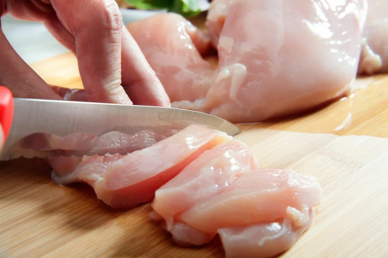 Нужно мыть мясо перед приготовлением. Курица мясо. Нарезка куриного филе. Куриное мясо филе.