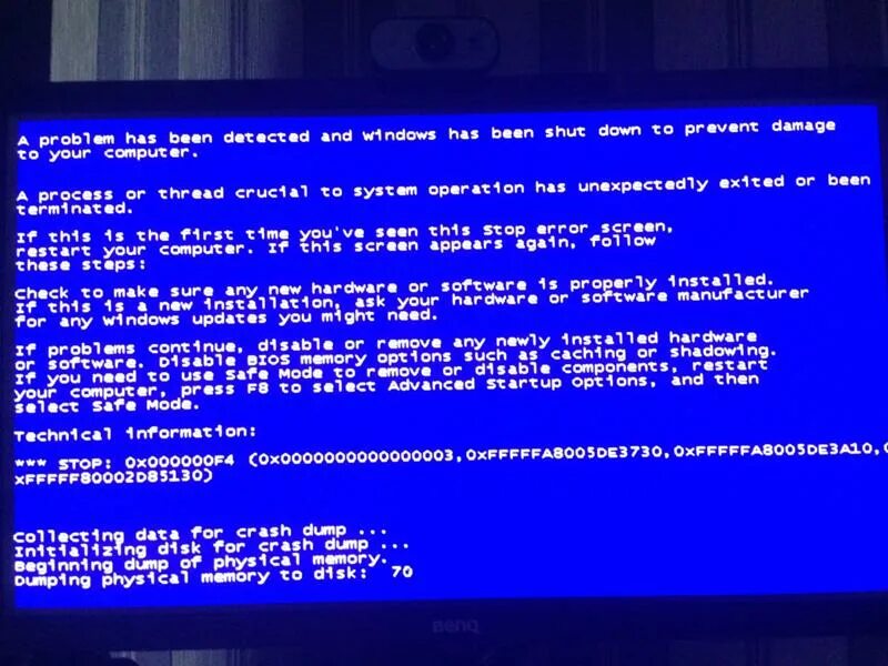 Синий экран. Синий экран смерти. BSOD на мониторе. Синий красный экран смерти.