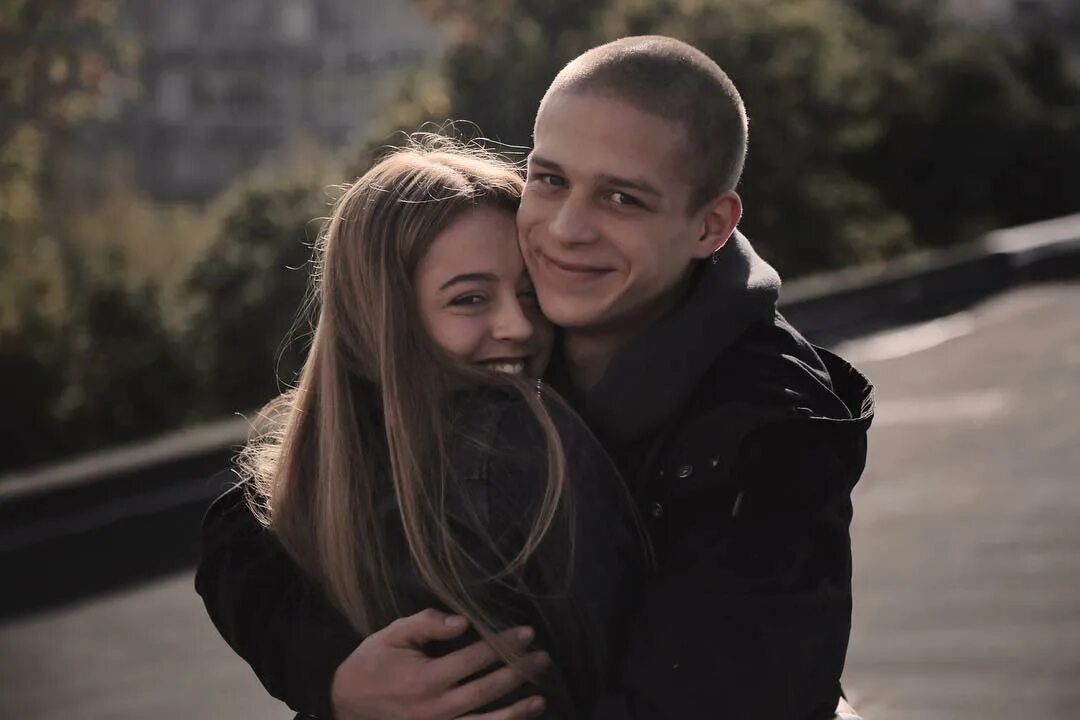 У глеба есть девушка. Глеб калюжный прическа кроп. Глеб калюжный девушка. Глеб калюжный девушка. Валентина зотова и глеб калюжный.