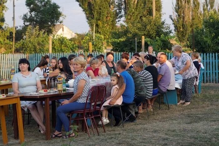 Садик на первомайском районе. Благоустройство в селе. Погода в селе октябрьском первомайский. Первомайское крым фото. Новая погощь брянская область.