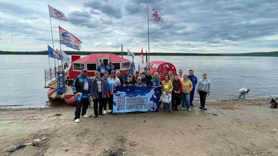 Заплыв моржей Енисейск Бор. Сибирский Рубикон: амурчанин совершил заплыв в холодном Енисее. Енисейская вода. Экспедиция внедорожники вплавь по Енисею.