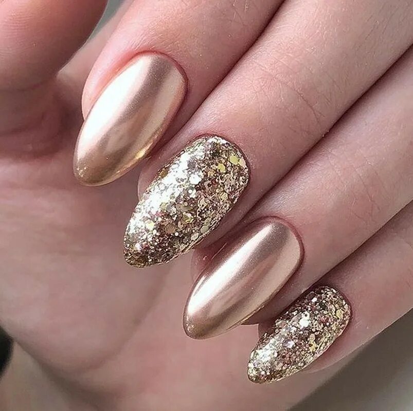 Золотые ногти. Перламутровый маникюр с золотом. Серебристые ногти золотой. Серебристый и золотой маникюр. У золота серебристый цвет