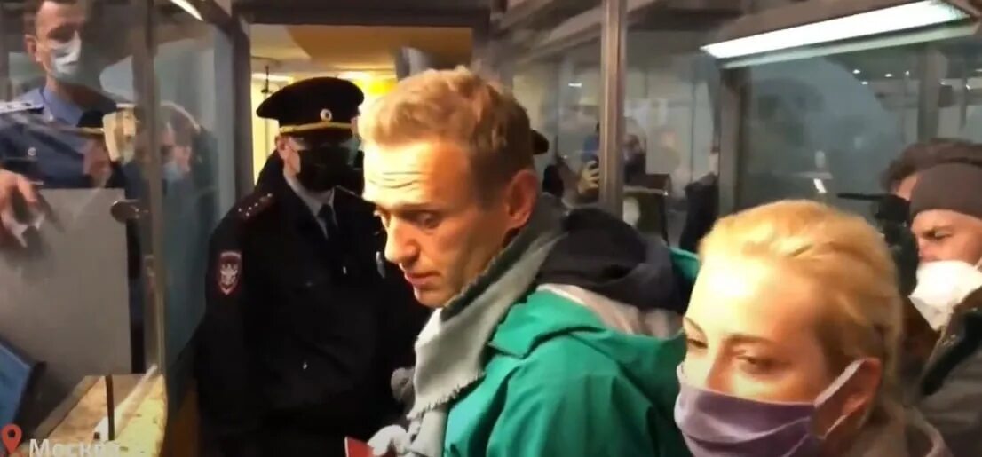 Арест Навального в аэропорту 2021. Задержание Навального в аэропорту. Задержание Навального 2020. Remember navalniy