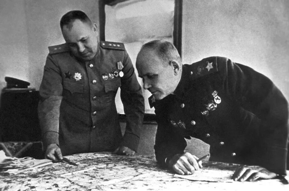 Командующий 1 украинским фронтом в берлинской. Маршал Конев на фронте. Генерал Конев 1941. Конев генерал 1943.