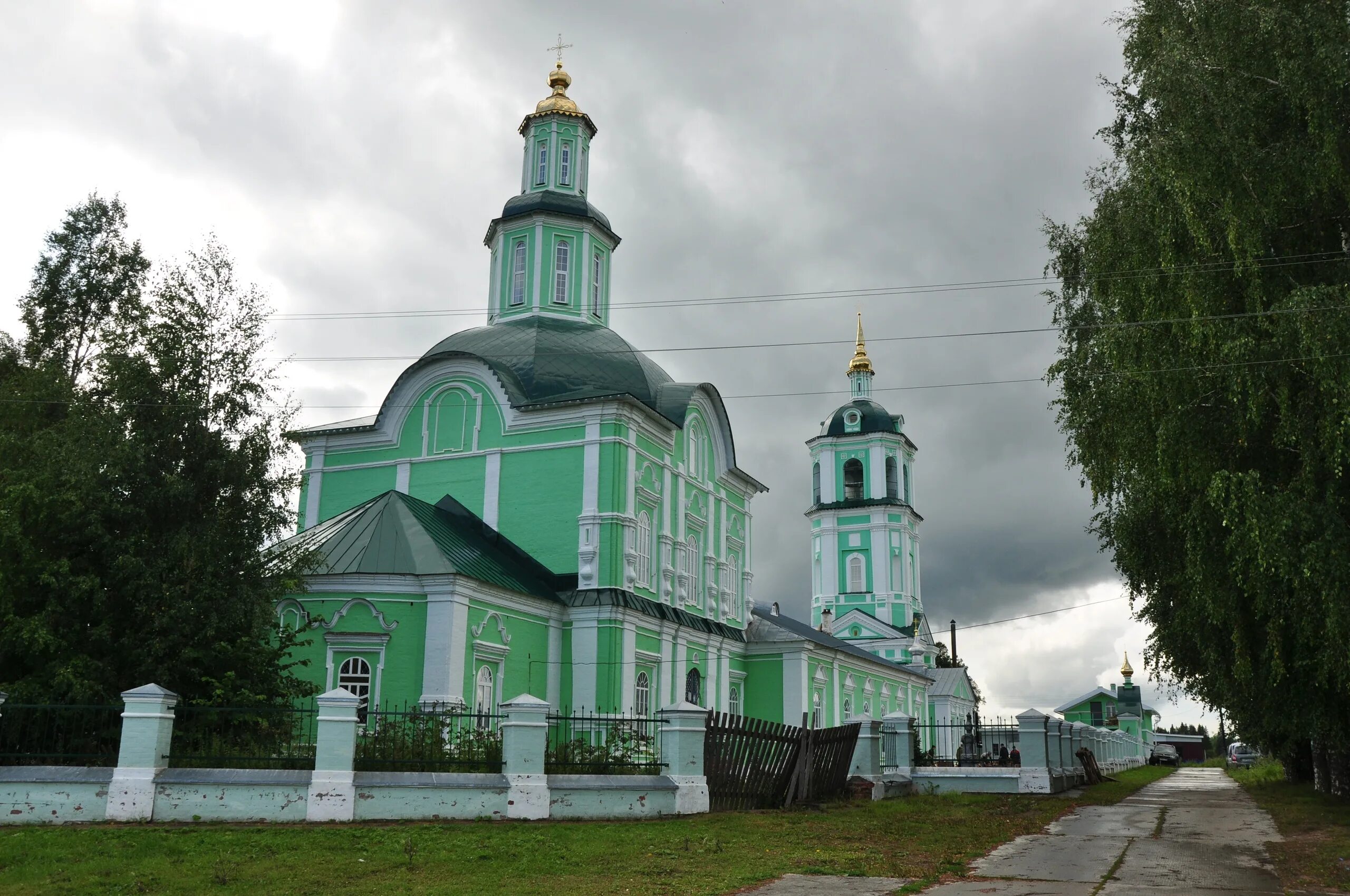 Свято троицкий храм село. Волково Троицкий храм Кировская область. Церковь Троицы Живоначальной, село Волково. Село Волково Кировская область храм. Храм Свято Троицкой церкви село Волково.