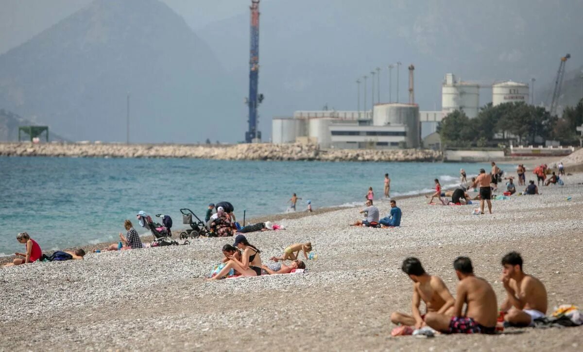 Вода в анталии на 14. Анталья сейчас. Анталья сейчас фото. Купающиеся на пляже Коньяалты в Анталье. Дожди в Анталии сейчас.