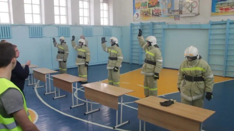 Одевание боевки. Видео одевание пожарной боевки. Одевание боевой одежды в пожарной части. Норматив по одеванию пожарной одежды. Методика одевание боевой одежды.