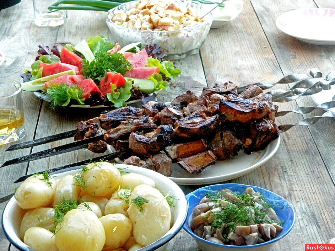 Ужин на природе. Обед на даче. Сервировка стола на даче. Ужин на даче. Романтическая обстановка в саду.