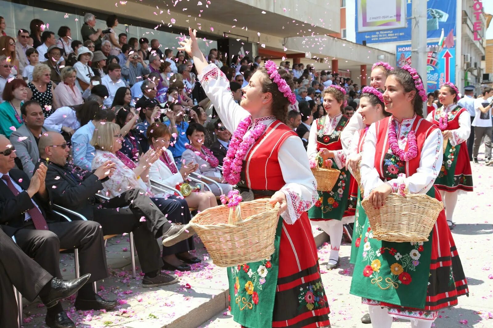 Какой праздник в болгарии. Долина роз Болгария фестиваль. Казанлык Болгария. Болгары фестиваль роз. Праздник роз в Болгарии.