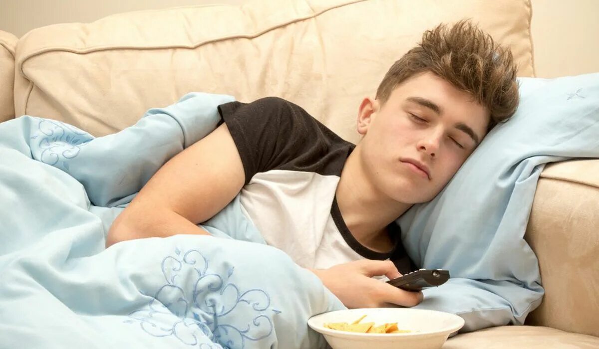 Кровать для юноши. Парень спит. Спящий мальчик. Спящий мальчик. Мальчик спит.