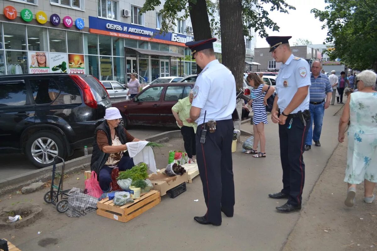 Штраф за незаконную торговлю. Полиция уличная торговля. Несанкционированная торговля. Торговля на улице без разрешения. Бабушки торгуют на улице полиция.