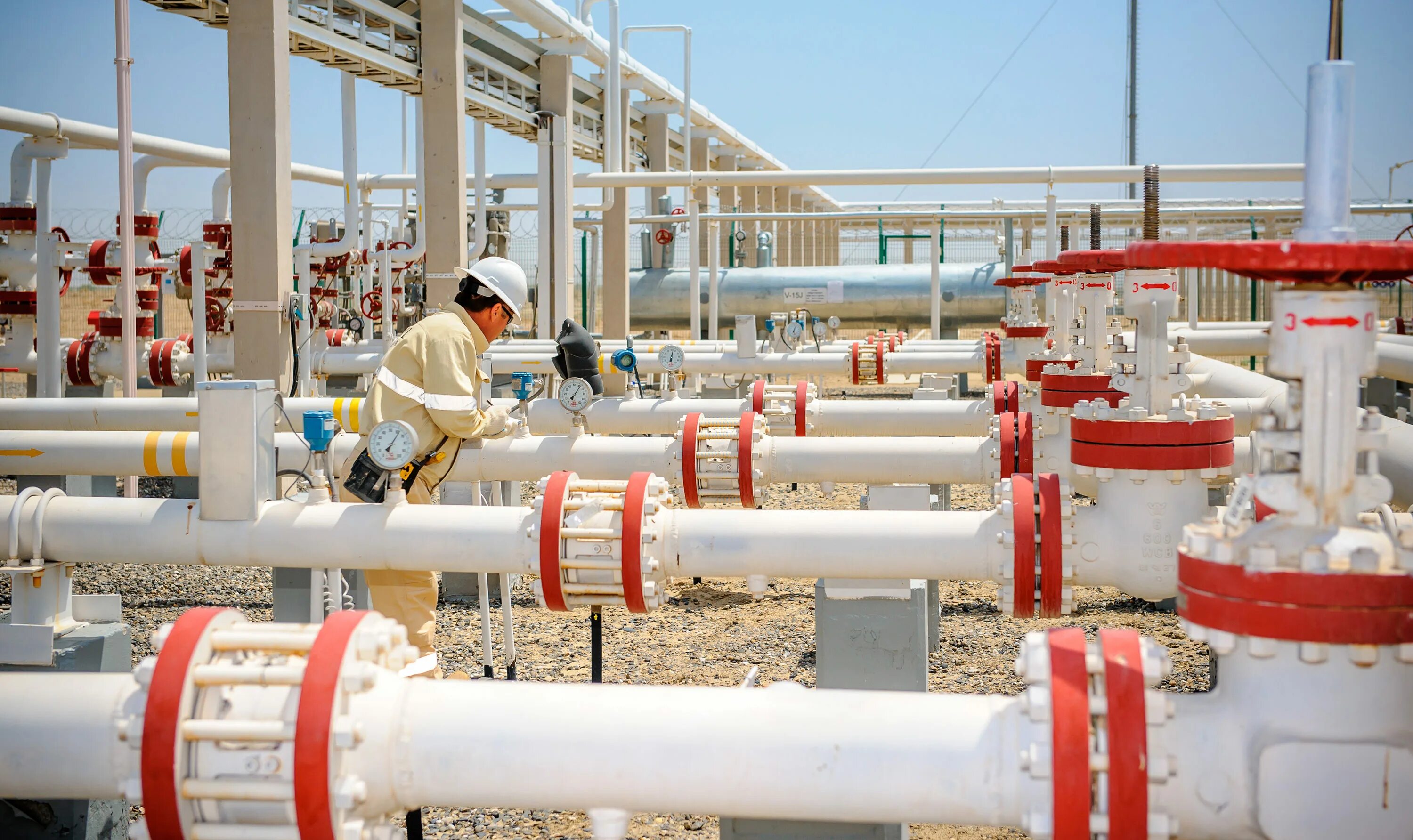 Лукойл люкс 15w40. Масло luxe 15w40 минеральное. Lukoil uz. Масло лукойл 10w 40 энерджи. Лукойл черно белая картина.