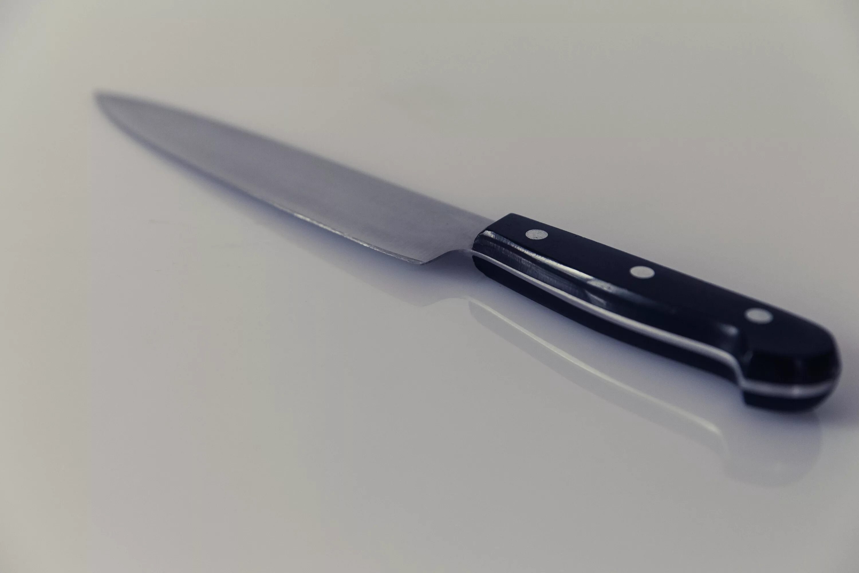 Почему оставляют нож на столе. Нож на столе. Ножик на столе. Кухонный нож на столе. Нож лежит на столе.