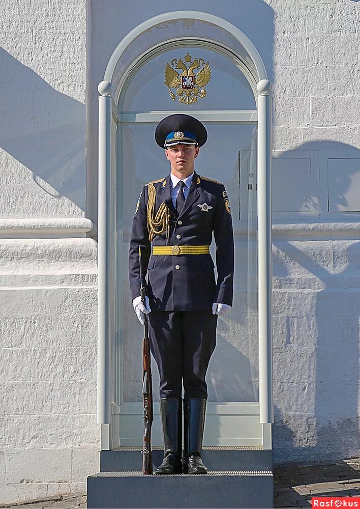 Президентский полк парадная форма. Кремлевский полк фсо. Гвардеец президентского полка. Кремль люди в униформе. Фсо президентский полк армия.