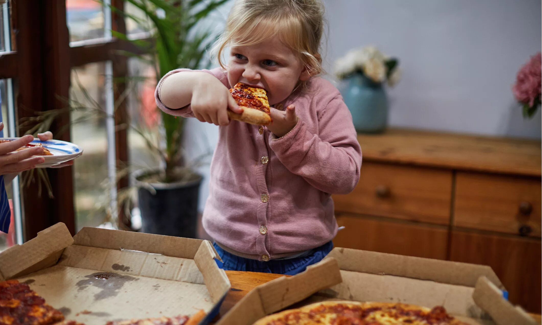 Дети едят пиццу. Пицца для детей. Вредная еда для детей. Ребенок кушает.