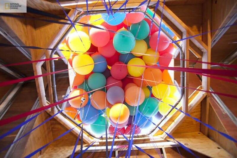 Летающие шары в домашних условиях. Домик с воздушными шарами. Летающий дом на шариках. Домик с шариками. Воздушный шар домик.