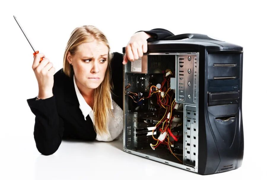 Компьютер. Сломанный компьютер. Разбитый компьютер.