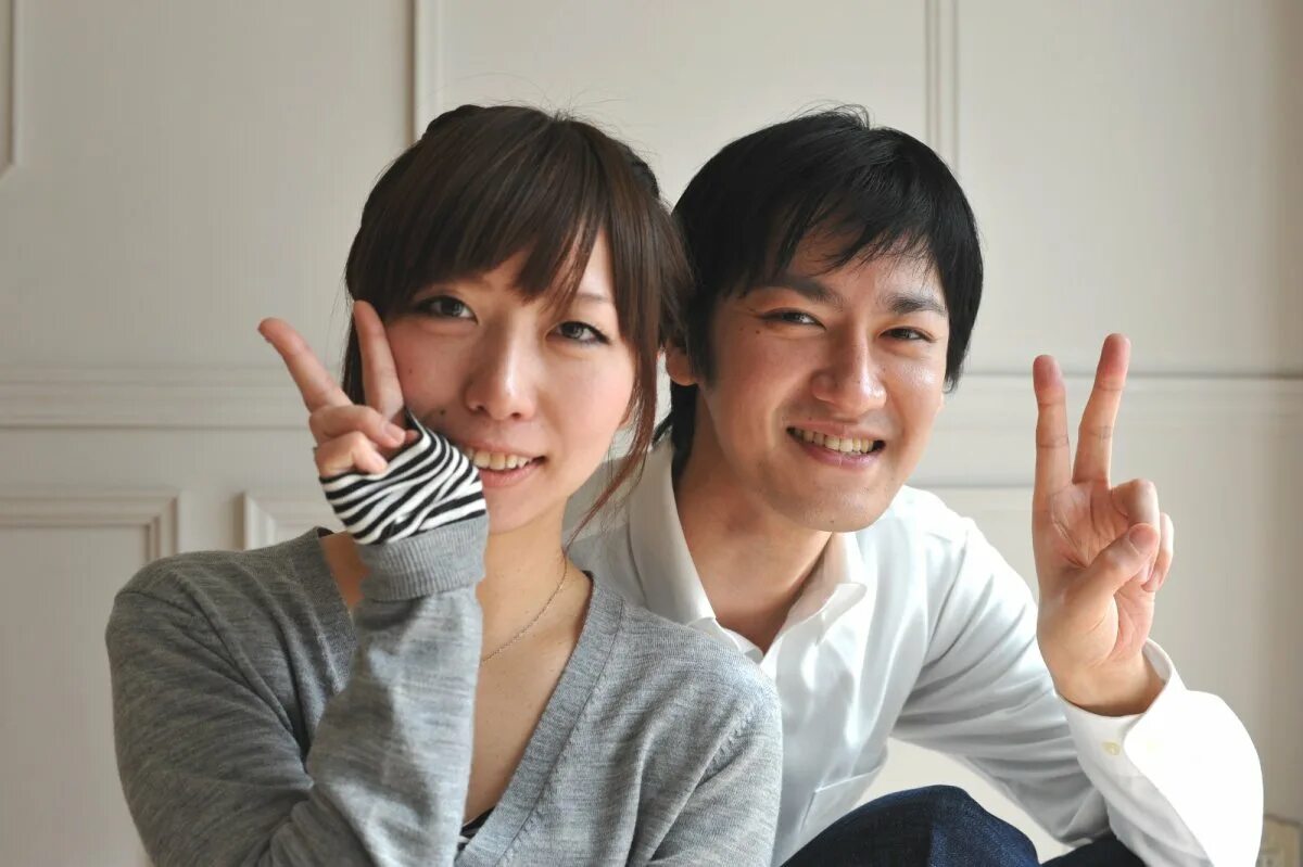 Разговор японцев. Японско говорящий. Японско говорящий. Китаец улыбается. Общение в японии.