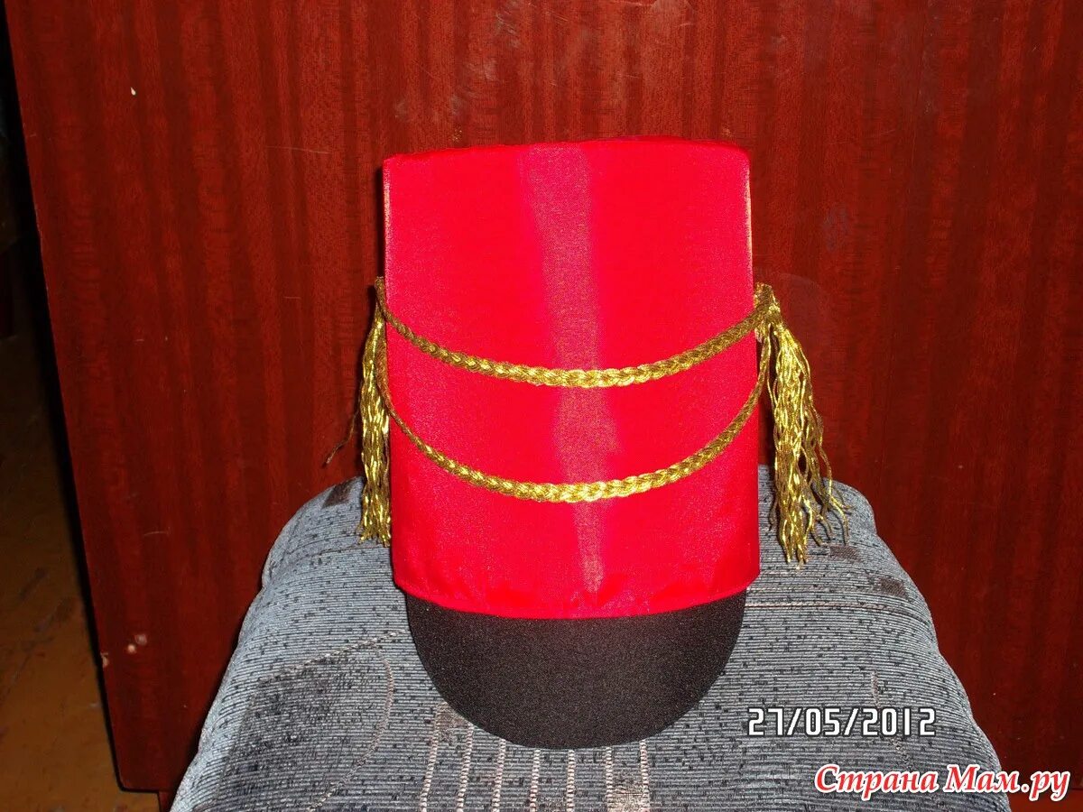 Головной убор гусара. Гусарский кивер 1812 русский. Цилиндр гусара. Кивер красный гусарский. Кивер выкройка из картона.