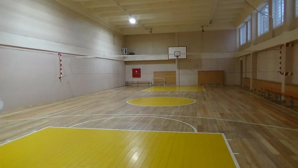 Фитнес подруги. Спортклуб москва. Спортивный линолеум sportfloor pvc 6,5 мм. Приседания. Спортзал в школе.