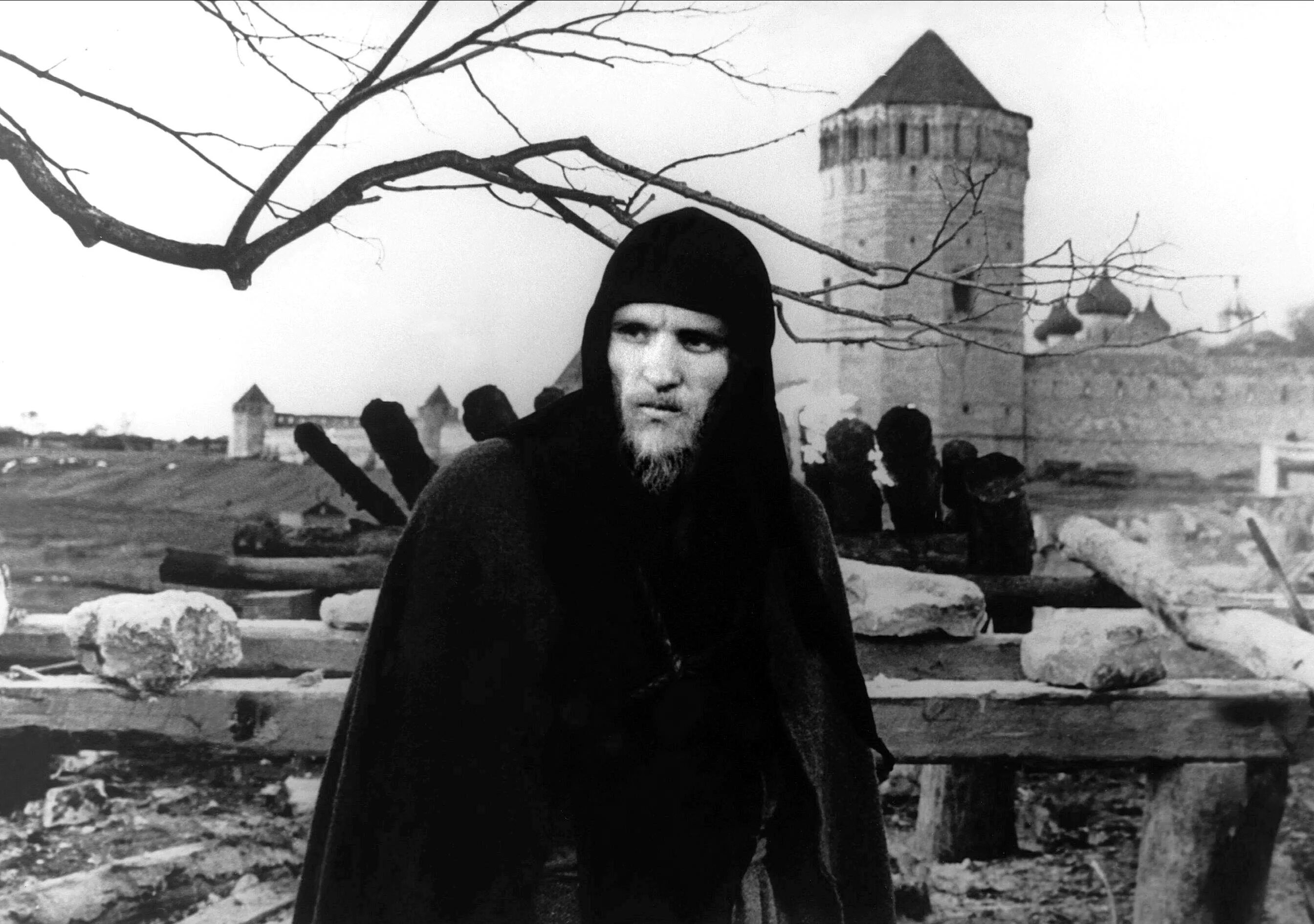 Фильм андрей рублев суздаль. Памятник андрею тарковскому и его фильму андрей рублев в суздале. Андрей рублёв фильм тарковского. Памятник фильму "андрей рублёв. Андрей рублёв фильм тарковского.