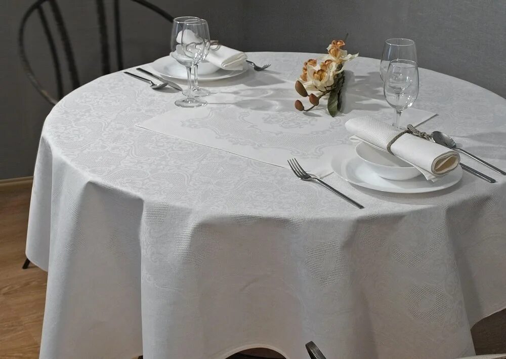 Расстел т скатерть. Скатерть журавинка белая. tablecloth скатерть 6981252019191. сервировка стола скатерть. скатерть на круглый стол.