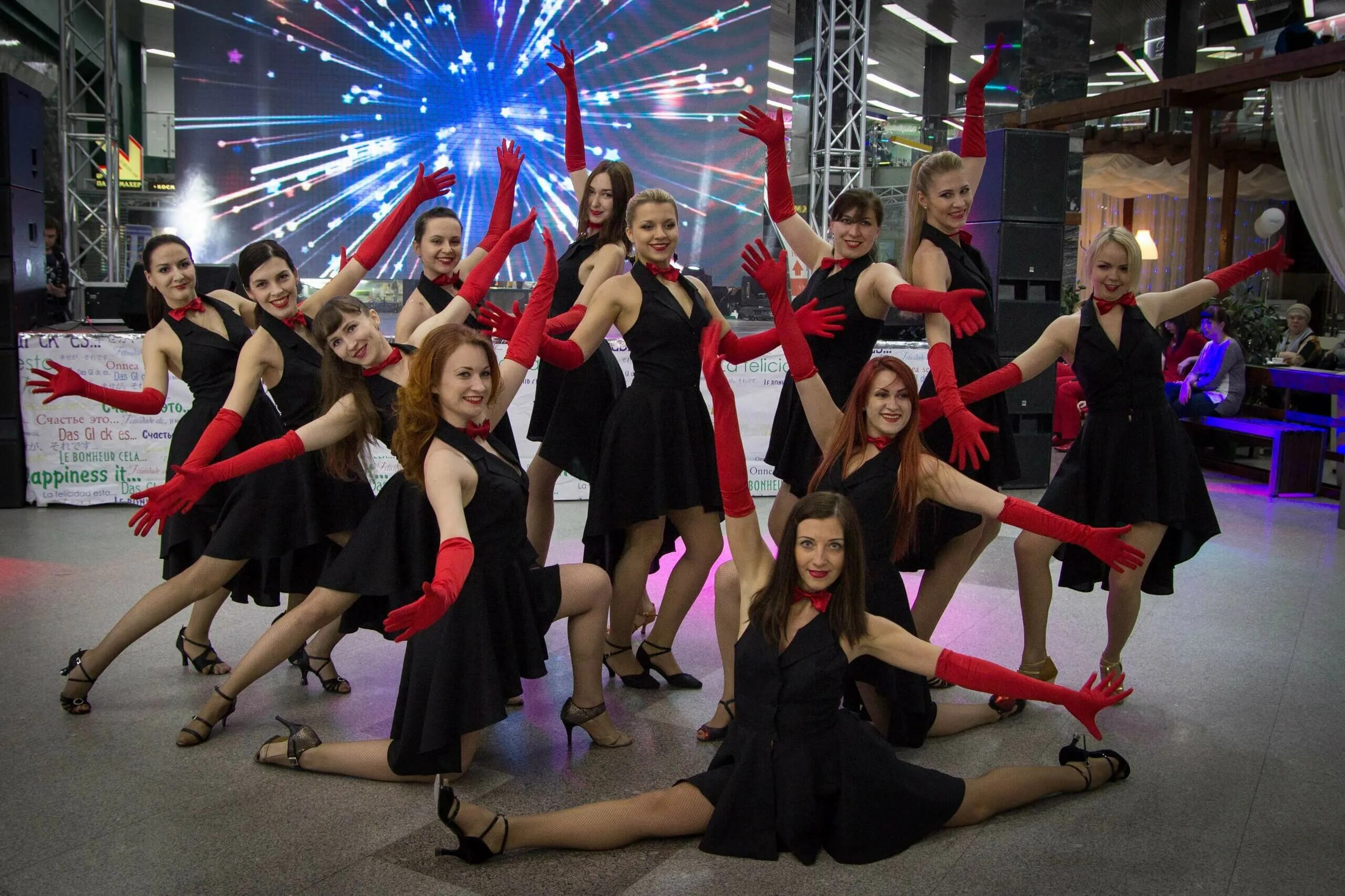 Школа танцев ансамбль. Школа танцев креатив Белгород. Танцевальная группа. Командный танец. Танцы группа.