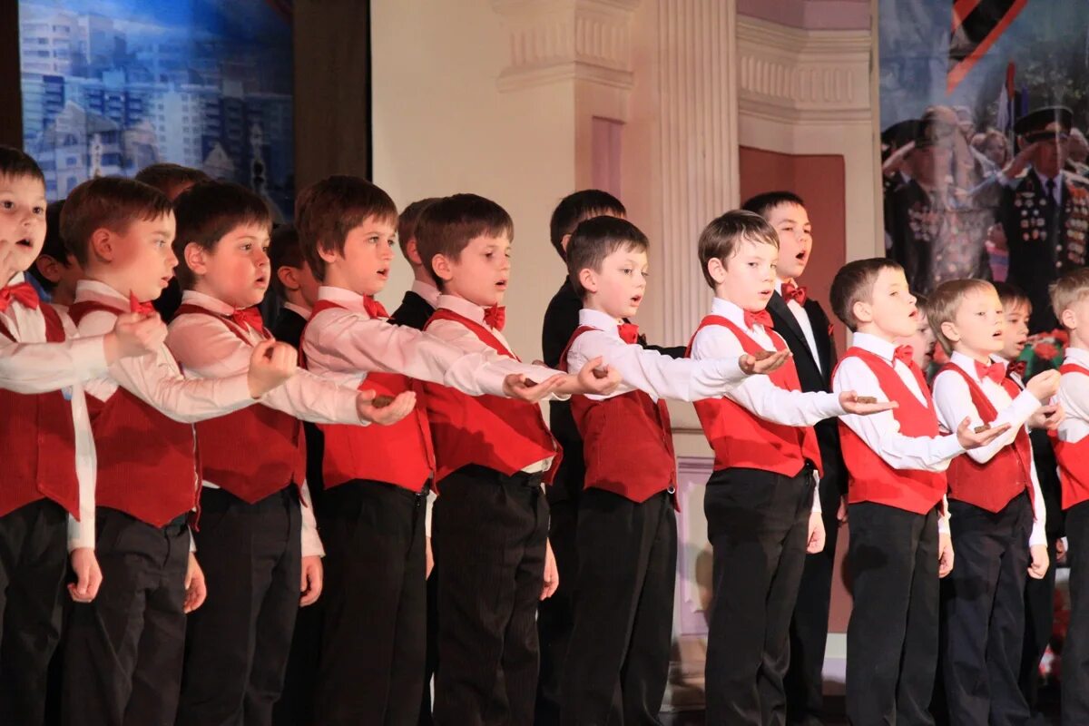 Хор хористы белгород. Хор мальчиков. Эстафета хоровое чтение ленинградский салют. Грузинский хор мальчиков 1986. Хор мальчиков хорового училища рыбинец.
