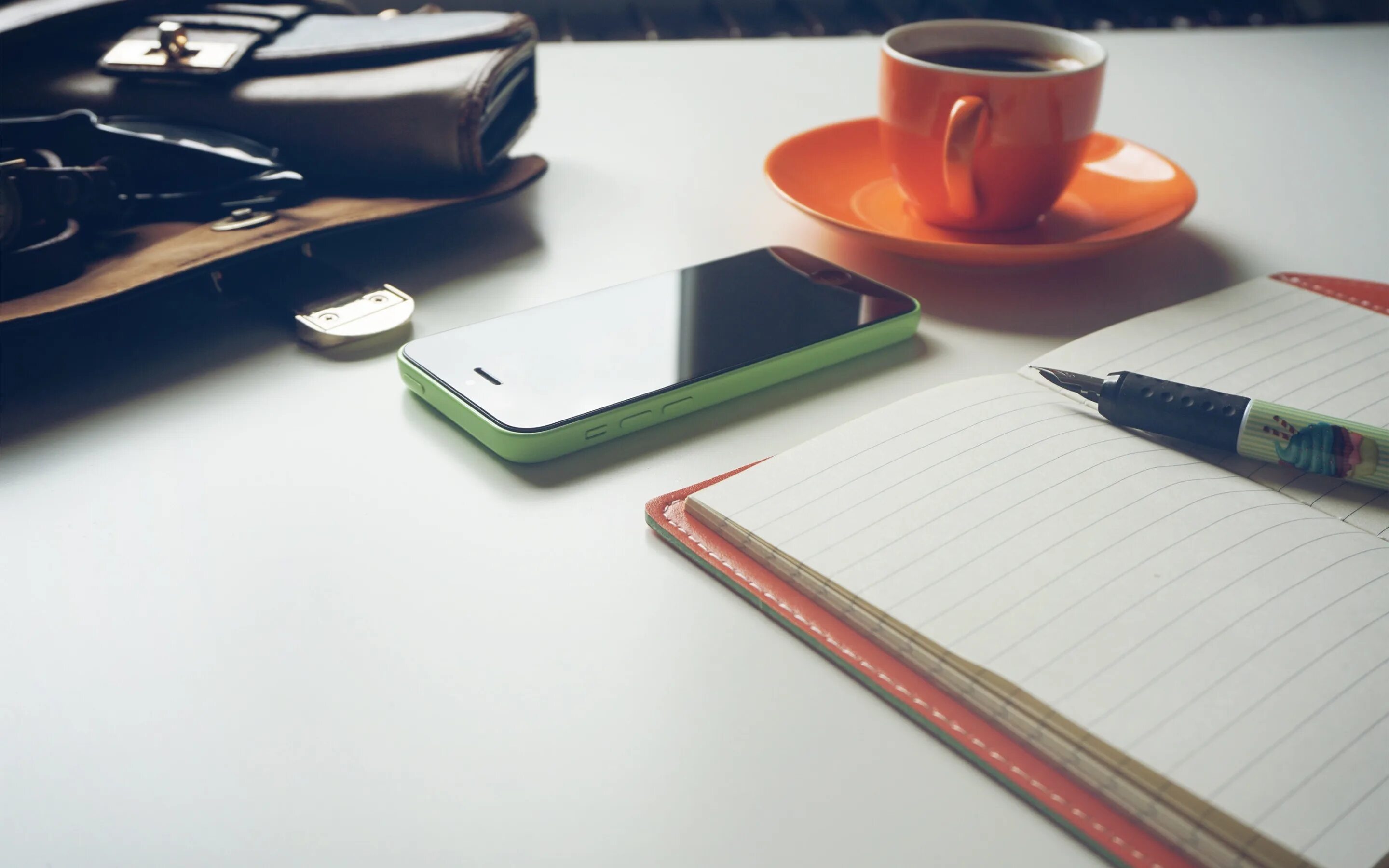 Раскрытый ежедневник. Красивые блокноты. Планер filofax. Блокнот и ручка на столе. Красивые блокноты.