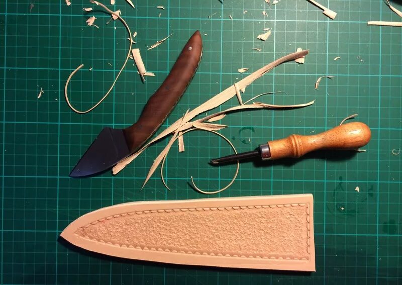 Для кожи нечаева. Инструменты для работы с кожей. Инструменты для скорняжного Ремесла. Ножи для обработки кожи. Инструменты для изготовления изделий из кожи.