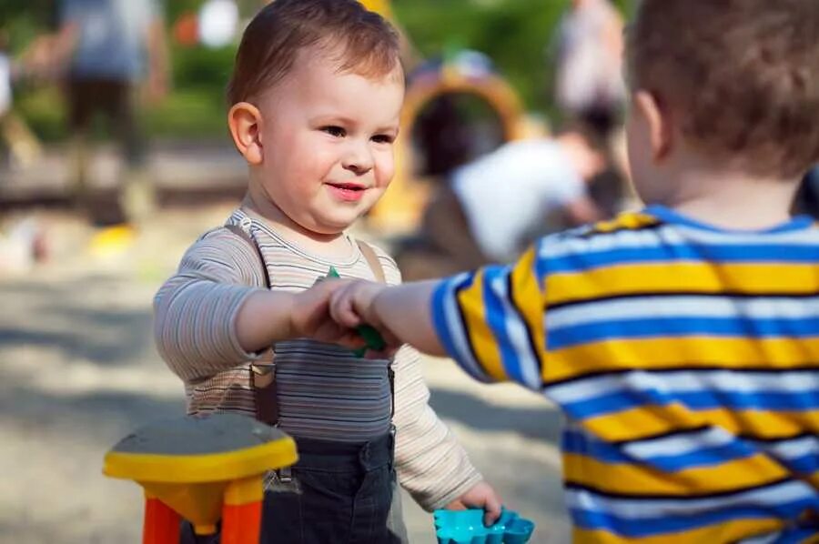 Раннее детство. Дети на детской площадке. Общение детей. Общение детей со сверстниками.