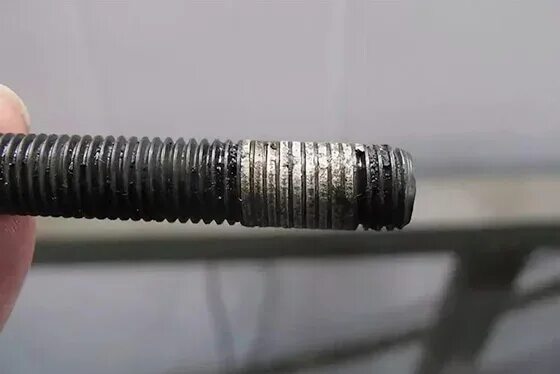 Ремонтные шпильки на 2az fe. Натяжитель резьбовой. Нарезка резьбы на медной трубки 10мм. Восстановление резьбы в блоке. Ремонтный болт для нарезка резьбы блока газ 53.