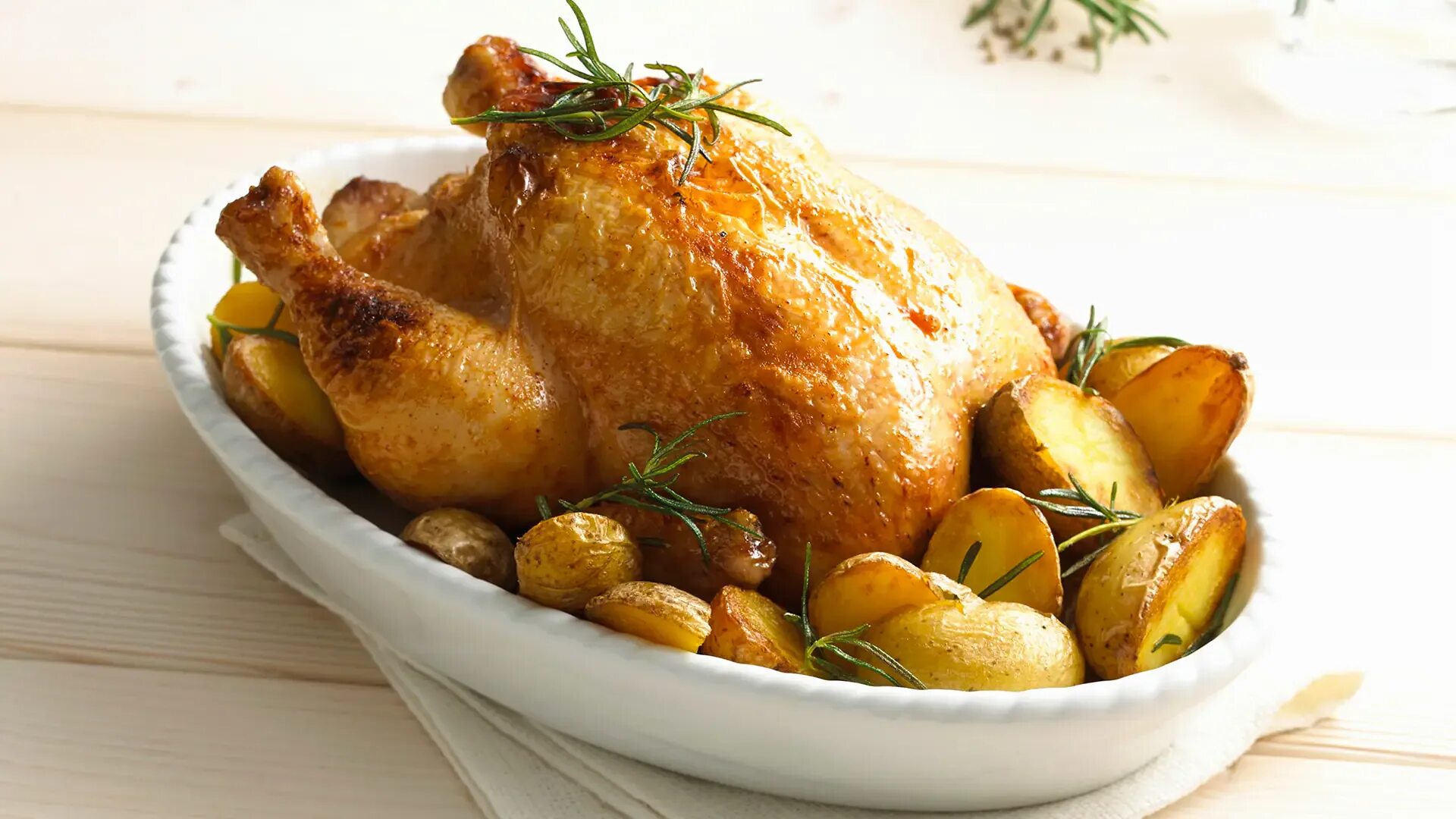 Как приготовить курицу в духовке с сыром. Картофель с курицей. Курица запеченная в духовке. Жареная курица в духовке. Жареный картофель с курицей.