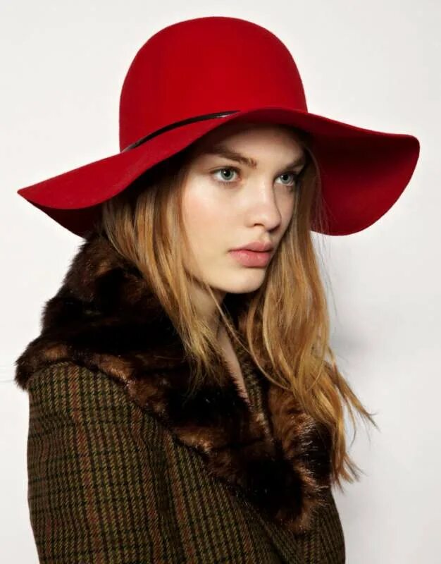 Шляпа с полями. Красная шляпа с широкими полями. Красная фетровая шляпа. Осенняя шляпа. Красная женская шляпка с полями.