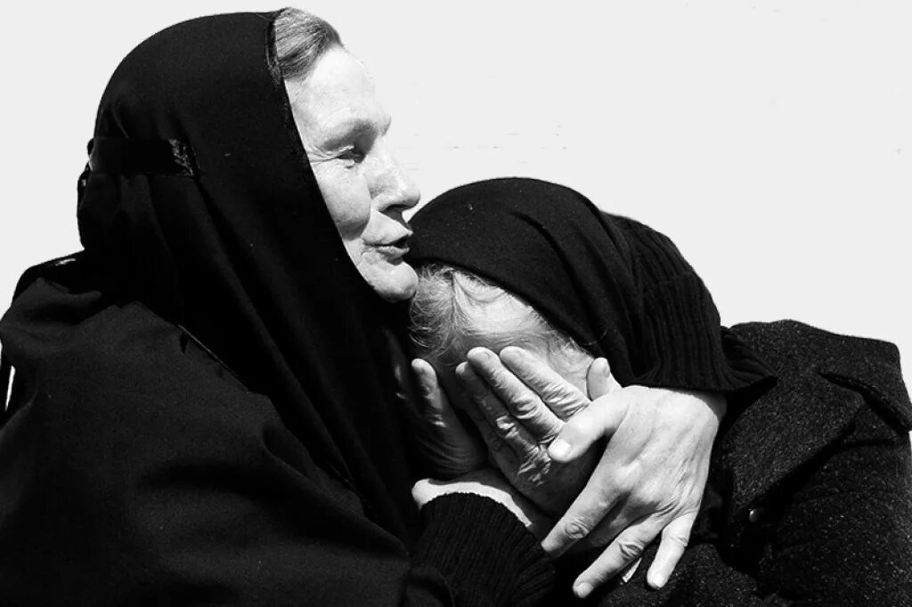 Мать плачет. Старушка молится. Старушка молится. Грустная пожилая женщина. Мати плакала.