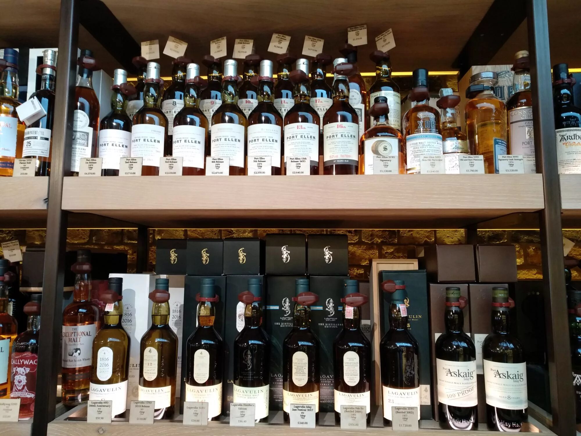 выбираем виски в магазине