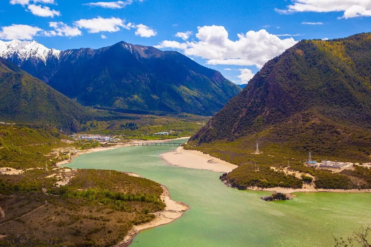 The country many rivers. Река Брахмапутра. Брахмапутра Индия. Река Брахмапутра Гималаи. Река Брахмапутра в Индии.