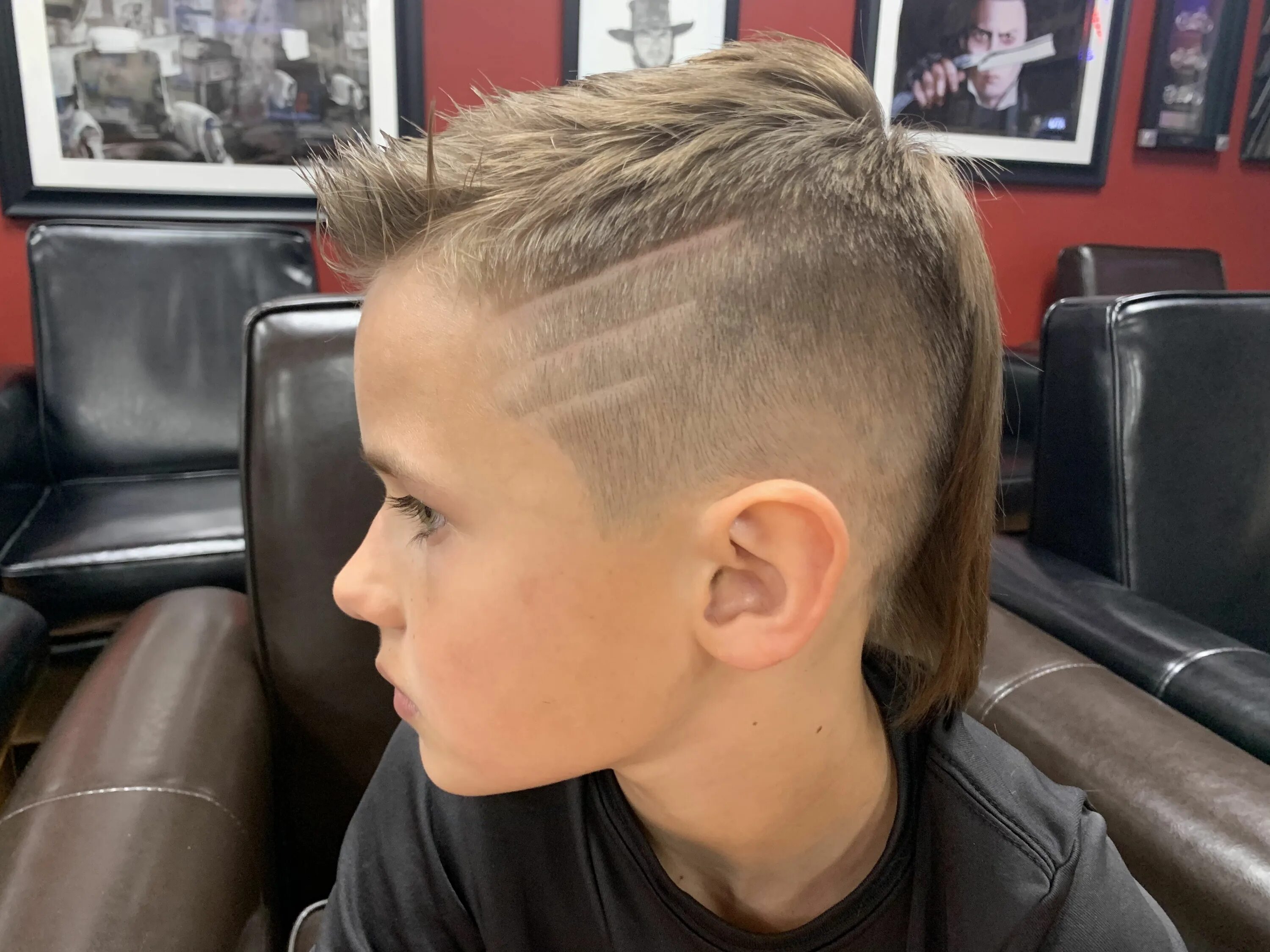 Прически для мальчиков 2024 год. Маллет могавк. Mohawk Mullet. Маллет стрижка 2023. Mullet стрижка мужская 2023.