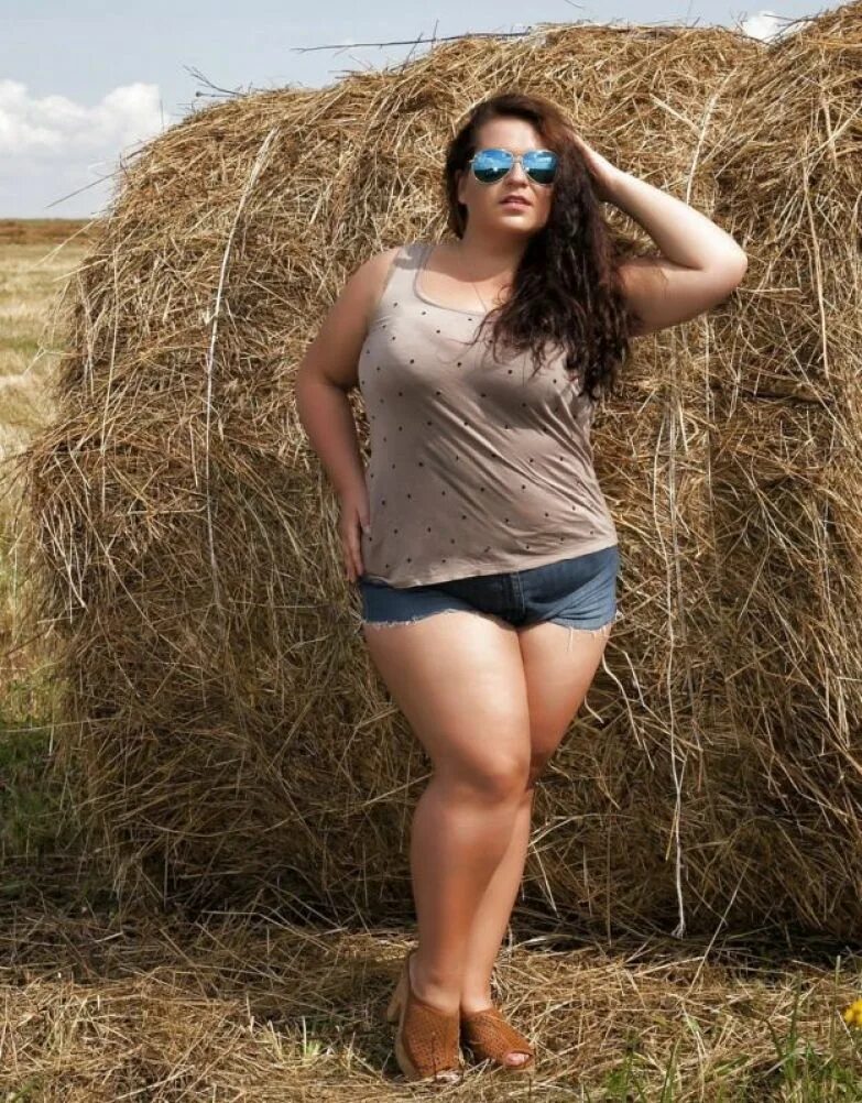 деревенские девушки с пышными. полные женщины в купальниках любительское. пухленькая женушка. обычные полные женщины. толстушки в социальных сетях.