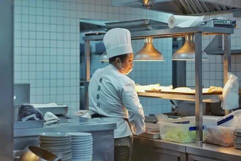 Повар оборудование использует