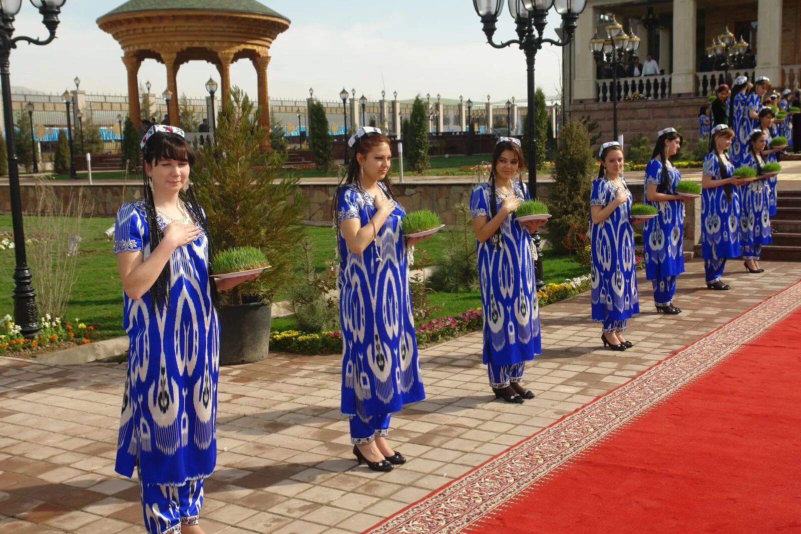 Курсы узбекского ташкент. Самарканд праздник Navruz. Таджикистан Навруз атлас. Самарканд гуллари. Самарканд Миллий Навруз.