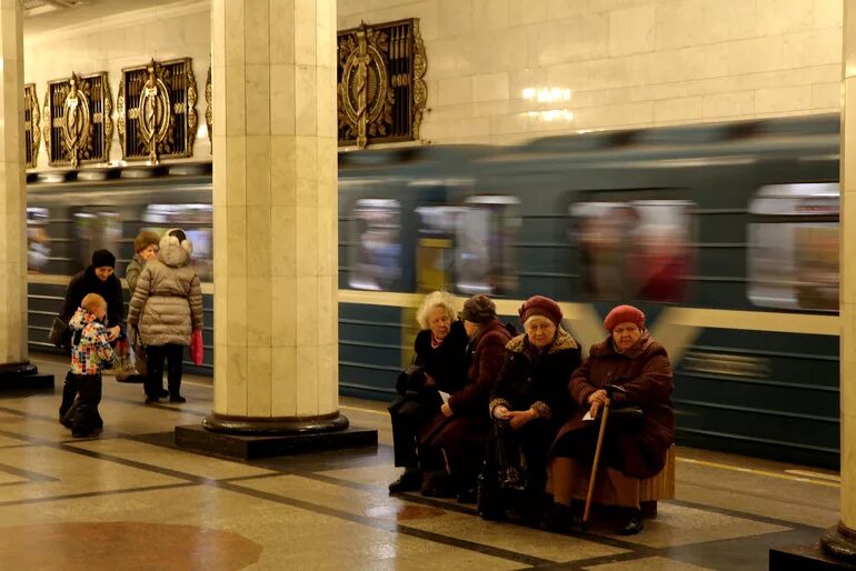 Сколько пассажиров в метро. Люди в метро. Санкт-Петербург метро людей. Люди в Петербургском метрополитене.
