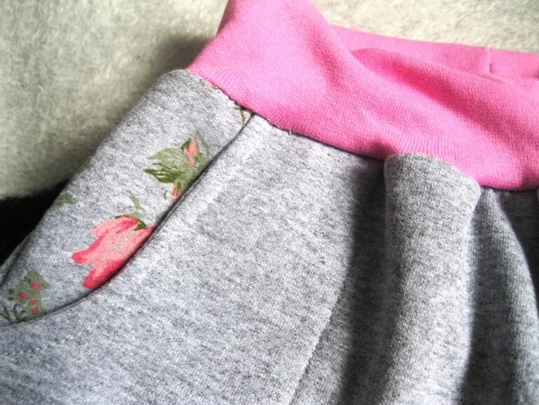 Трикотажный оверлок подшив. Оверлочный шов на шелке. Настройка оверлока на футер с начесом. Шов 5 ниточного оверлока. Футер на оверлоке.