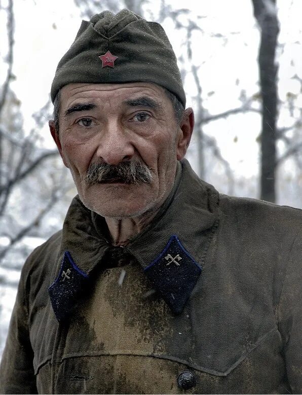 Армейский дед. Усатый солдат. Советский солдат с усами. Военный с усами. Старый солдат.