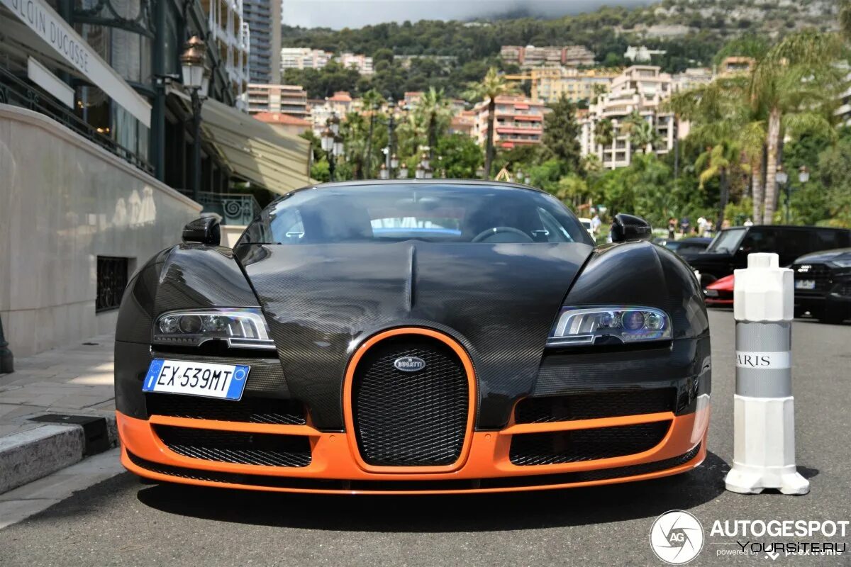 Bugatti в москве. Bugatti Veyron 16.4 super Sport. Bugatti Veyron 16.4 Supersport красный. Бугатти Адамс.