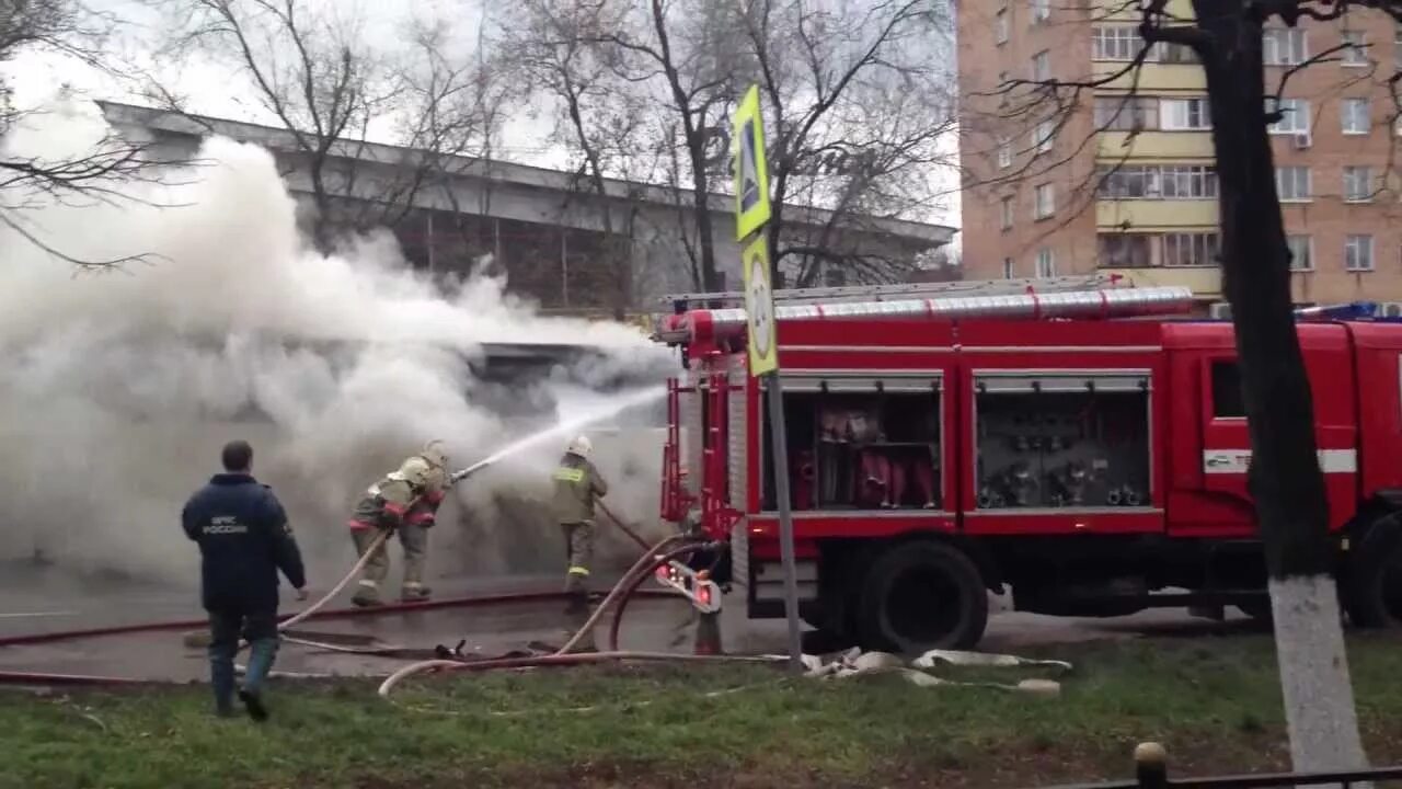 Что горит в жуковском. Пожар в жуковском сейчас. пожар в жуковском сегодня. в жуковском загорелся автобус. пожар автобусов в ногинске.