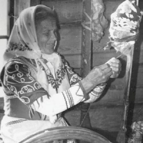 Как прясть шерсть без прялки. Прялка чухонка. прядение на прялке. женщина прядет на прялке. прясть пряжу.