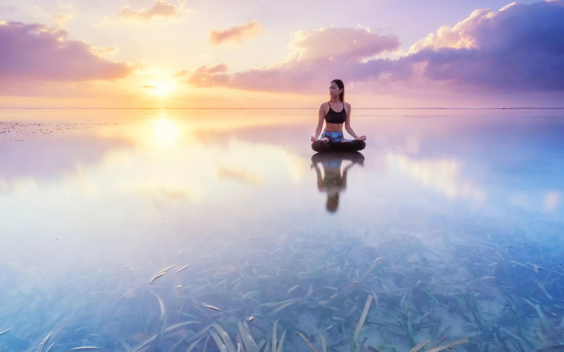 Дорога к небу. Внутренний покой человека. Много покой. Душевное спокойствие. Девушка медитирует.