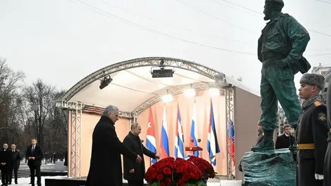 Выступающие открытие памятника